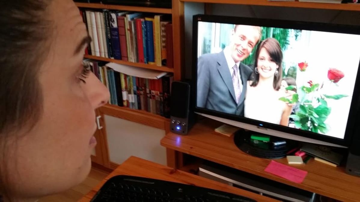 Tran-nainen Amanda Majasaari katsoo kuvaa, jossa hän on tyttärensä kanssa.