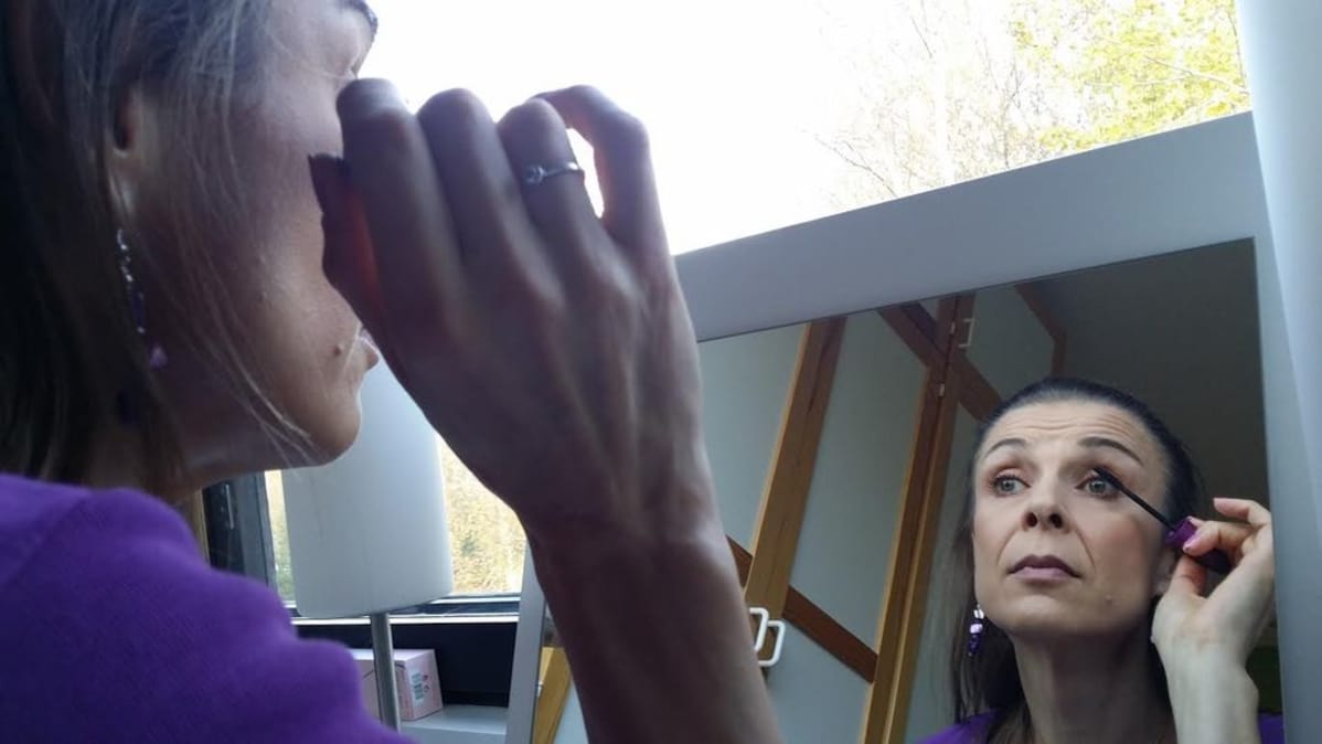 Trans-nainen Amanda Majasaari sutii ripsiväriä.