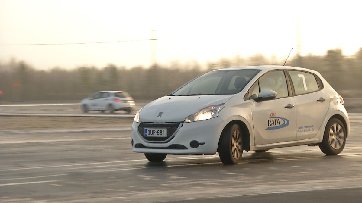 Autoilija harjoittelee liukkaan kelin ajoa ajoharjoitteluradalla.