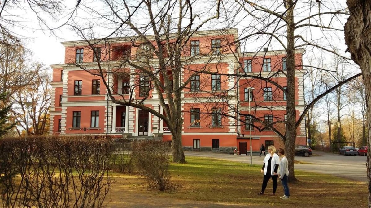 Mielenterveyshoitaja Jenni Sorvari ja toimintaterapeutti Katja Jäppinen ovat järkyttyneitä lakkautuspäätöksestä.