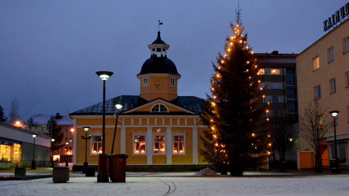 Joulukuusi Kajaanin Raatihuoneen torilla.