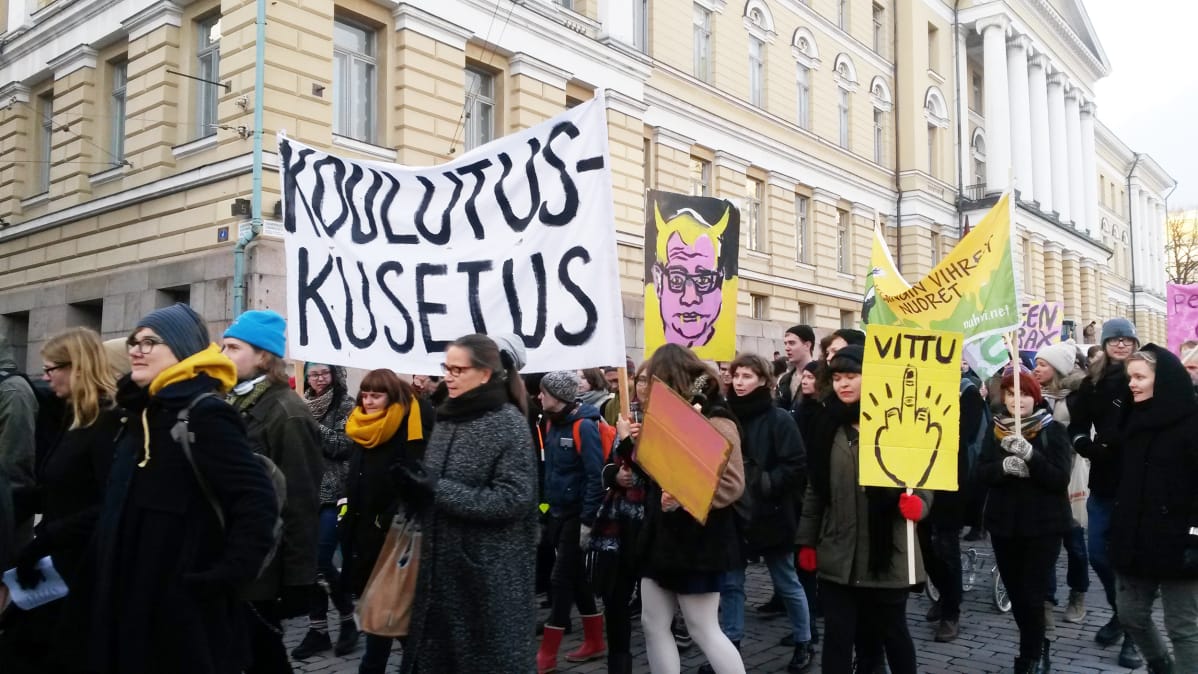 Mielenosoittajia Helsingin keskustassa 1. joulukuuta.