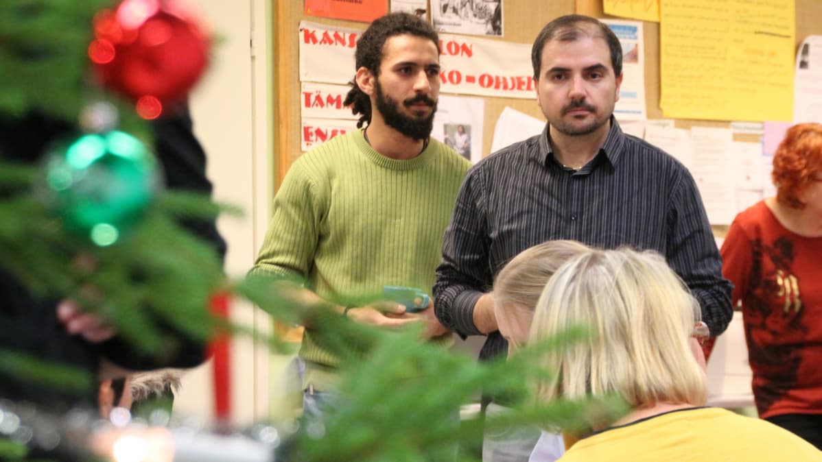 Irakilainen turvapaikanhakija Mustafa Kamil ja Joensuun tulkkikeskuksen toimitusjohtaja Ali Giray.