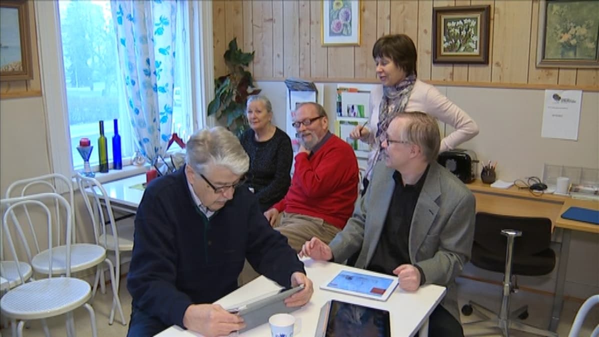 Turun SenioriJelpissä annetaan ohjausta atk-asioissa.