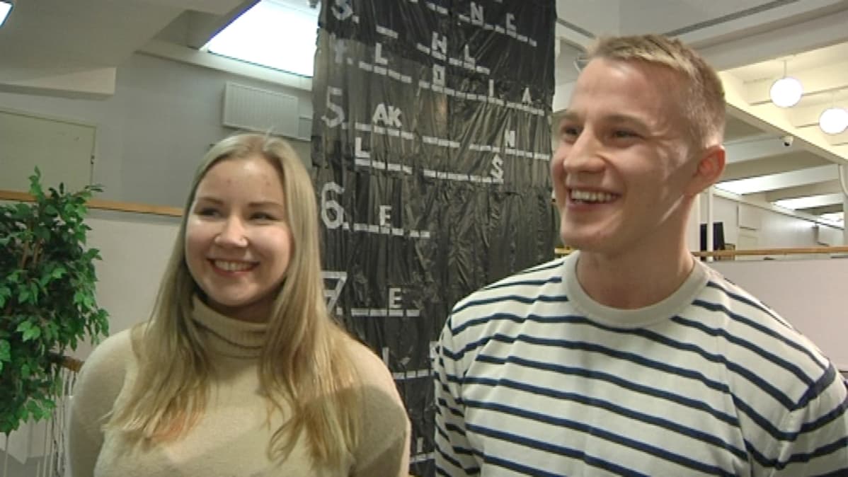Emilia Heikkinen ja Veerti Pykäläinen Joensuun Lyseon lukiosta.