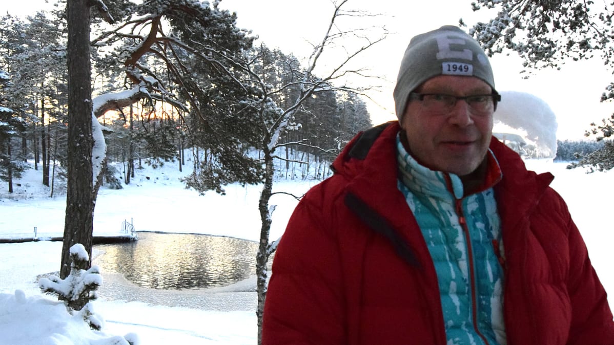 Mies takanaan talvinen maisema