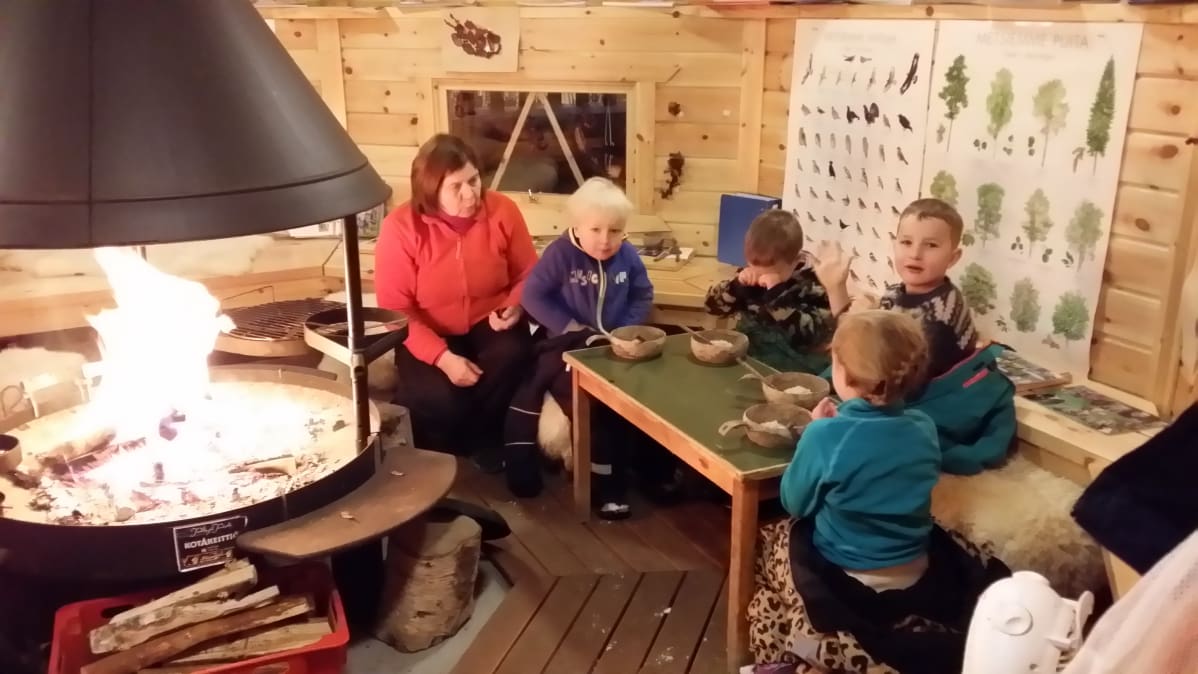Lapsia aamupalalla ulkopäiväkodissa