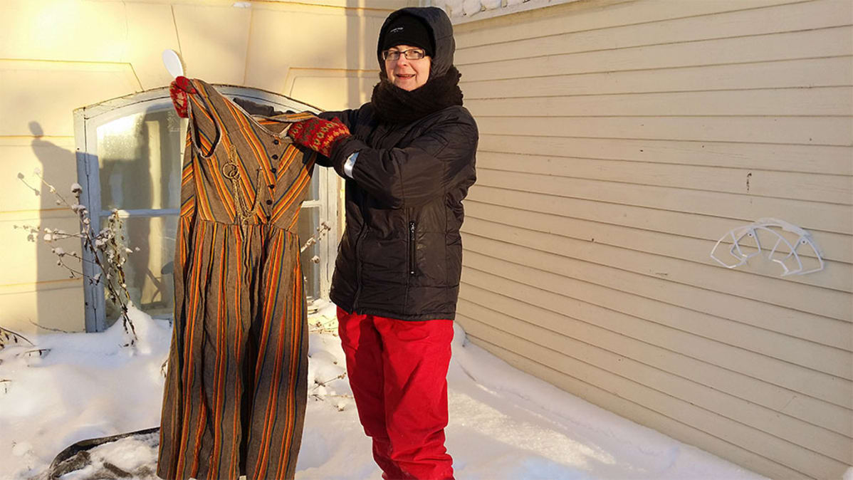 Tuija Isopahkala näyttää millainen kansallispuku on pesun jälkeen.