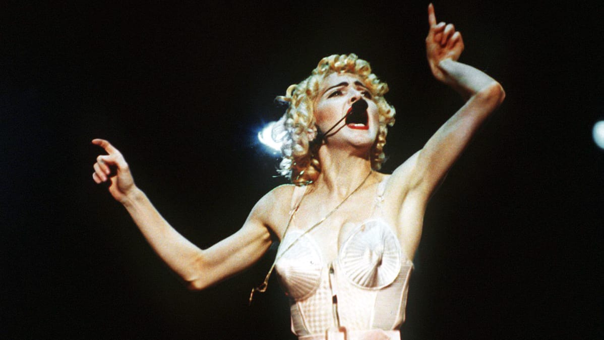 Madonna esiintyy Jean-Paul Gaultierin suunnittelemassa asussa Blonde Ambition -maailmankiertueellaan.