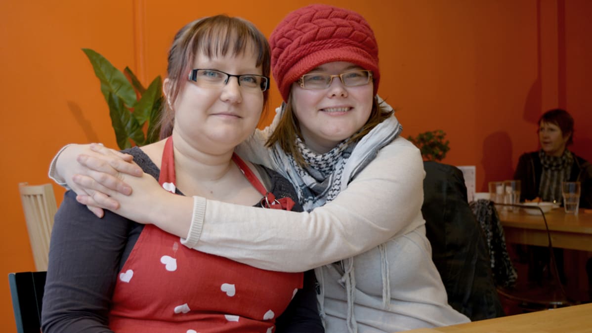 Kahvila Murusen toimitusjohtaja Elina Heikkinen ja osuuskunnan puheenjohtaja Leili Mård halaavat toisiaan.