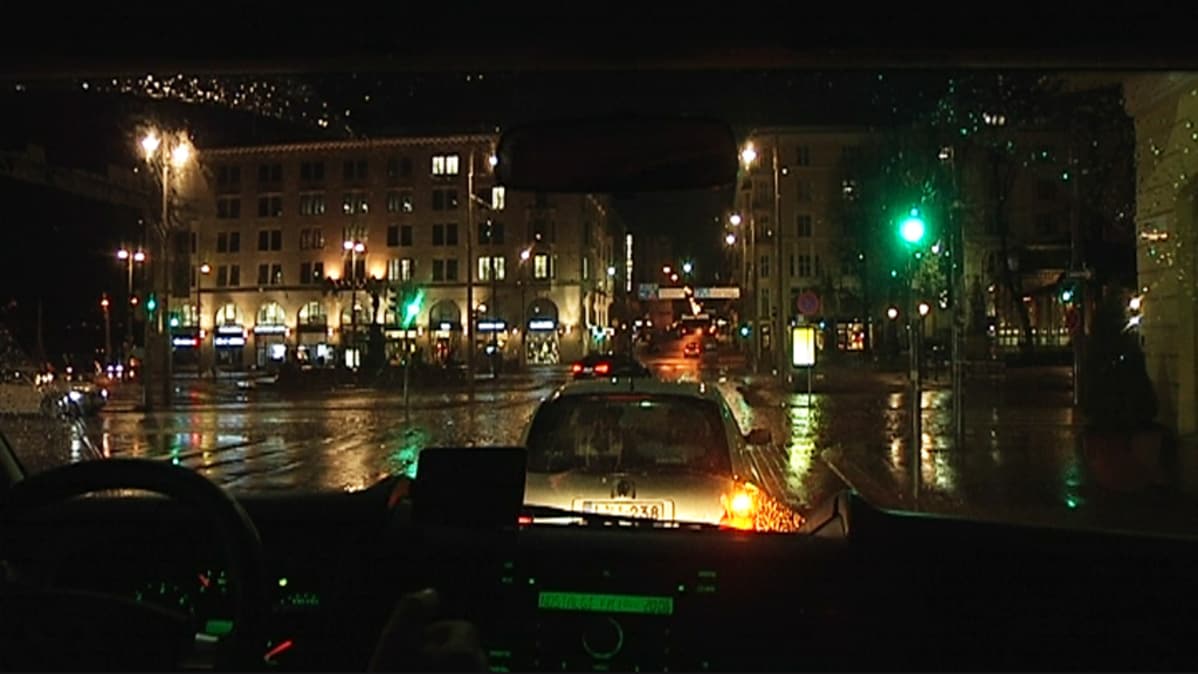 Yökiitäjä kiertelee öisin ympäri Helsinkiä.