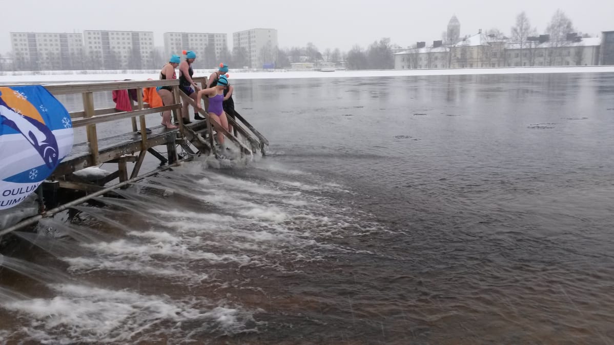 Oulun Talviuimarit ry:n viisihenkinen naisjoukkue harjoittelee Tuiran uimarannalla talviuinnin MM-kisoihin.