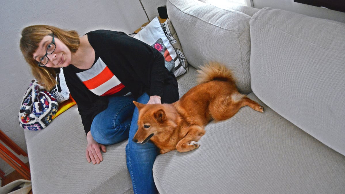 Kajaanilainen Outi Piirainen ja Nuppu-koira
