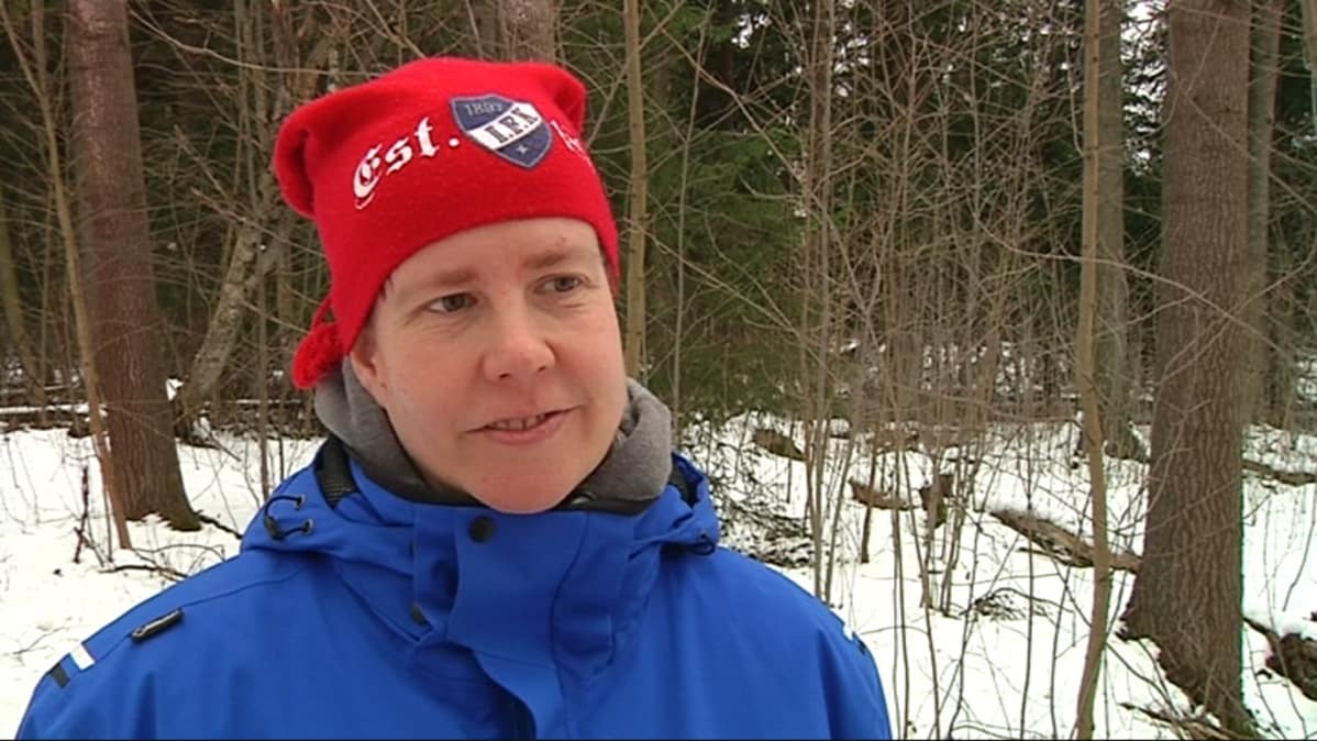 HIFK Fan Clubin hallituksen jäsen Kati Puhakka toivoo uutta jäähallia vanhan tilalle.