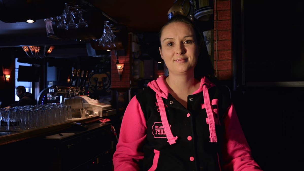 Ravintoloitsija Hanna Kuvaja baarissaan.