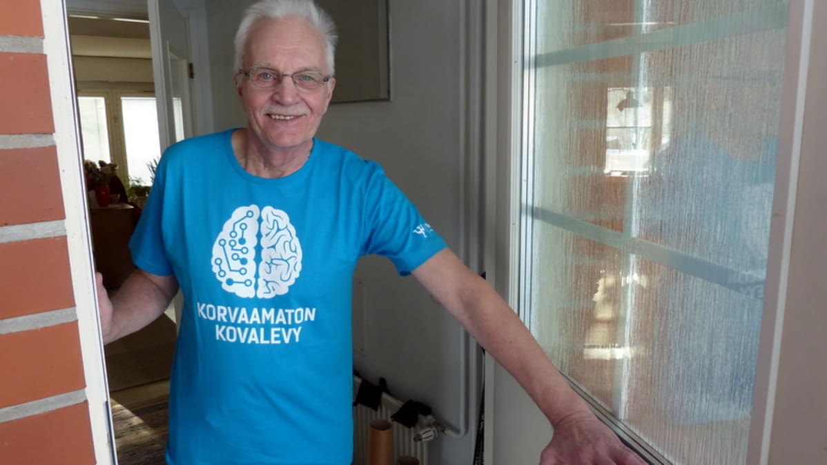 Keminmaalainen Eero Knuuti kotiovellaan.