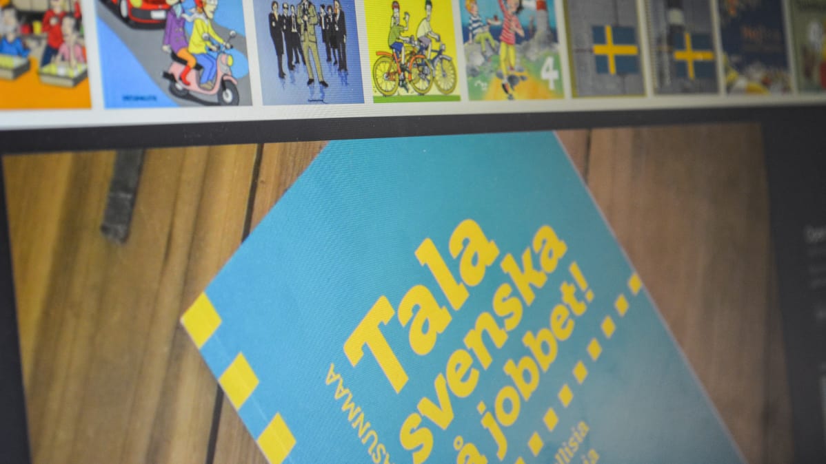 Ruotsinkielisten oppikirjojen kansikuvia tietokoneen ruudulla. Alimman kirjan kannessa lukee "Tala svenska på jobbet!"