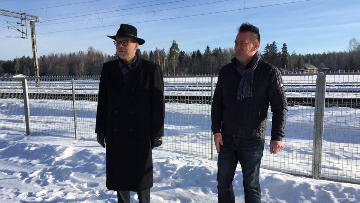 Kauhavan kaupunginjohtaja Markku Lumio (vas.) ja PowerParkin johtaja Mikko Kiviluoma Härmän asemalla.