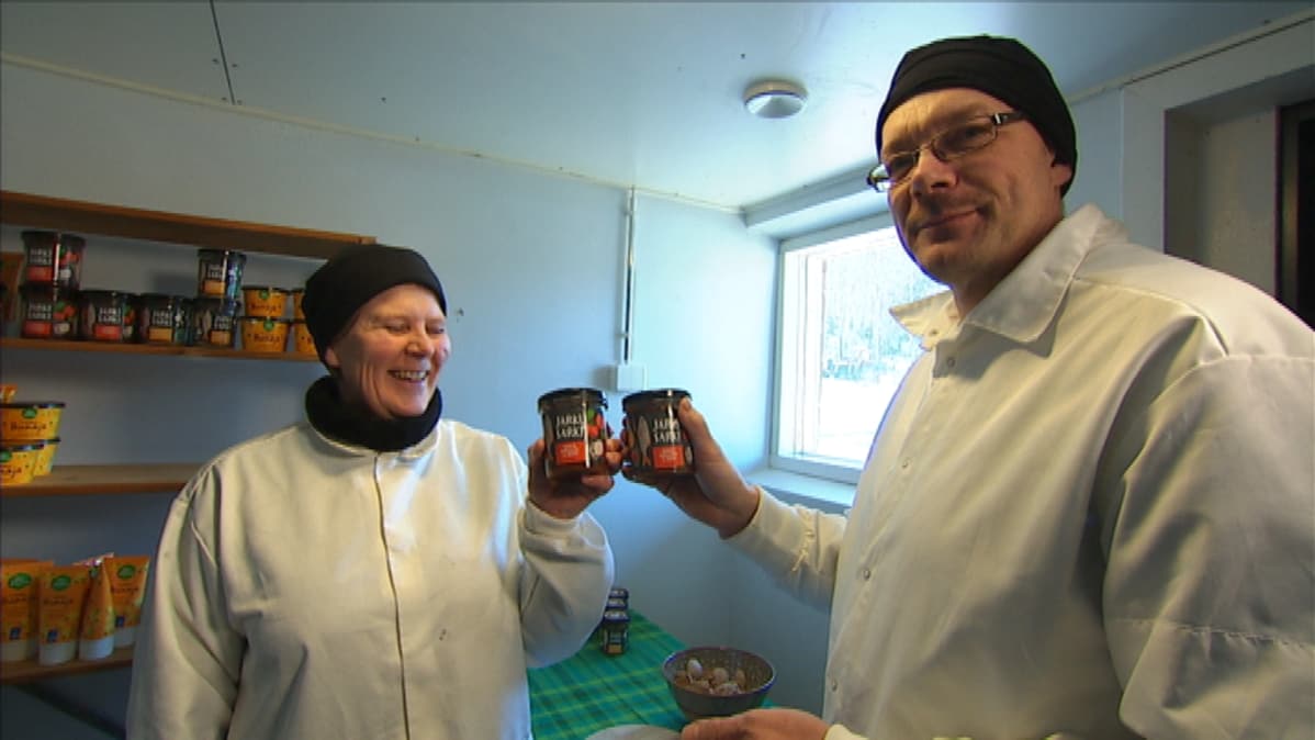 Marja Komppa ja Ari Seppälä nostavat särkeä salonkikelpoiseksi elintarvikkeeksi.