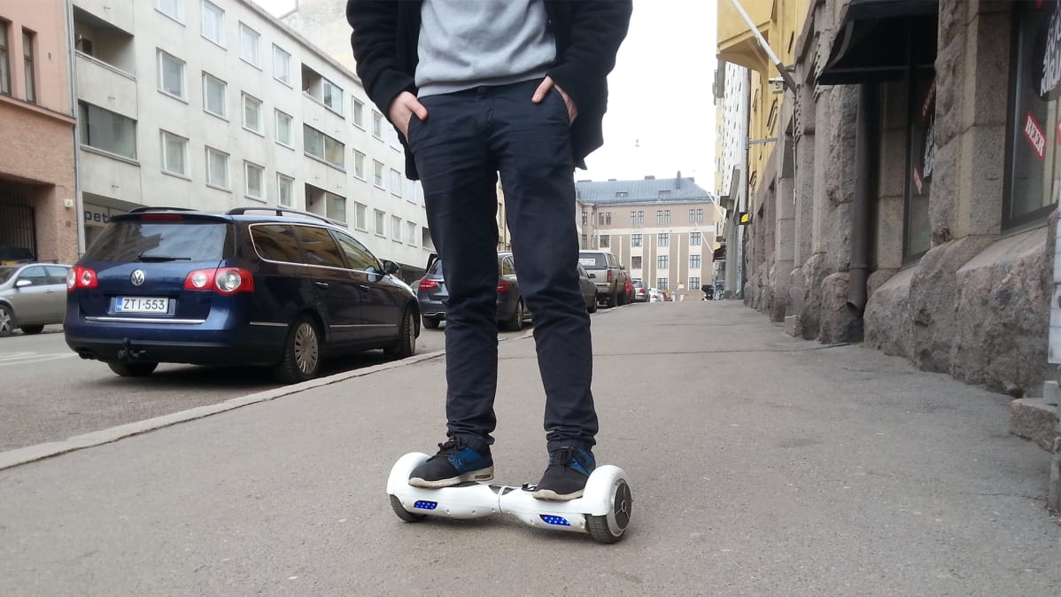 Henkilö kulkee tasapainoskootterilla.