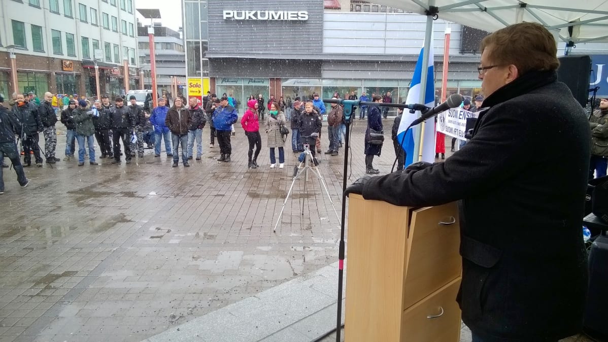 Rovaniemen perussuomalaisten kaupunginvaltuustoryhmän puheenjohtaja Kalervo Björkbacka puhui Suomen Sisun mielenosoituksessa Rovaniemellä 9. huhtikuuta 2016.
