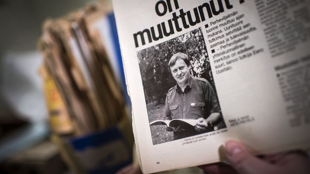 Professori Eero Uusitalo lehtileikkeen kuvassa 80-luvun alussa.