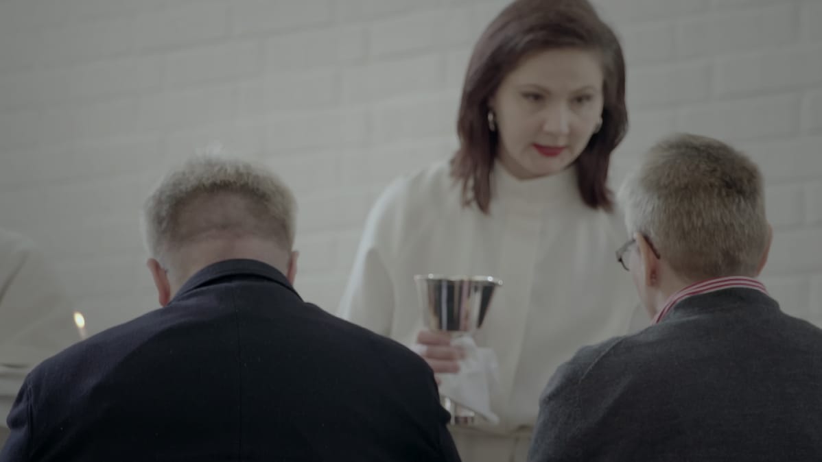 Tarja Pyykkö puolisoineen Sateenkaarimessun ehtoollisella Alppilan kirkossa.