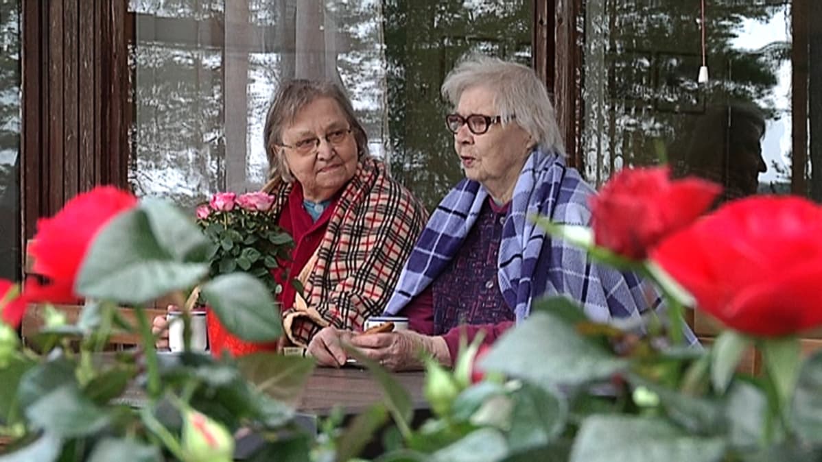 Vanhuksia Karstulassa.