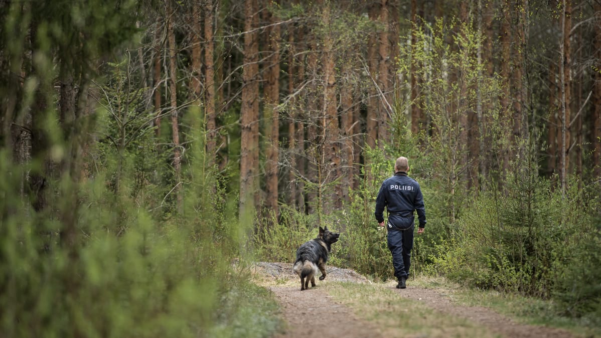 Ari Pynssi poliisikoiransa Caman kanssa.