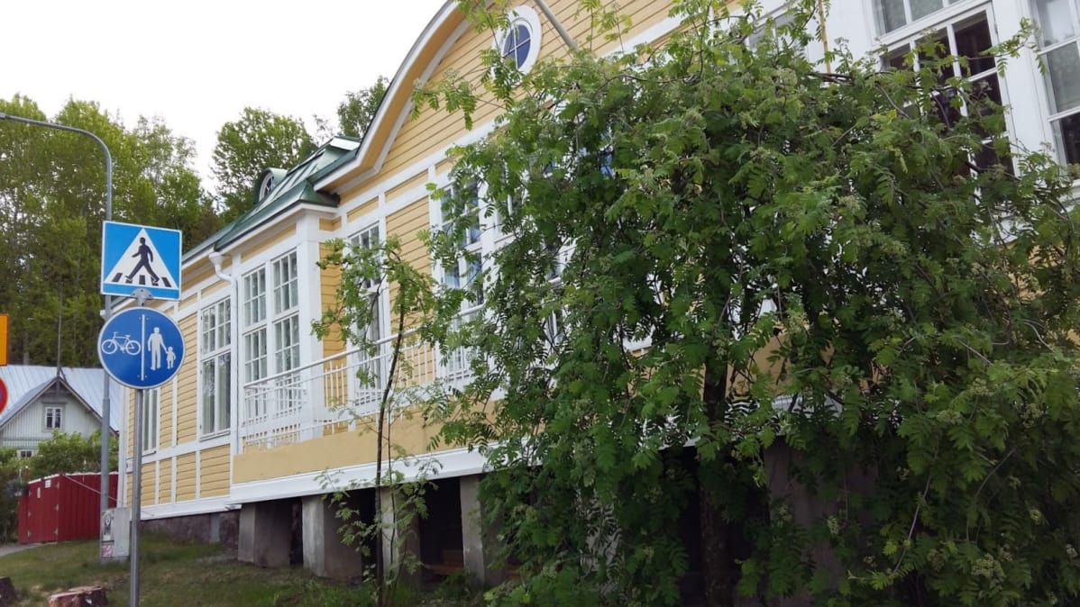 Sata vuotta vanha keltainen puutalo