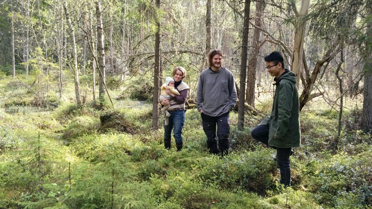 ryhmä ihmisiä metsässä sundomin öjenissä vaasassa
