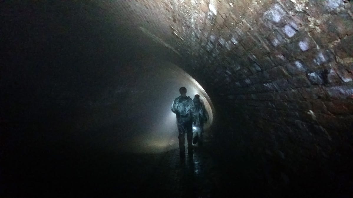 Tunnelissa olivat otsalamput ainoa valaistus.