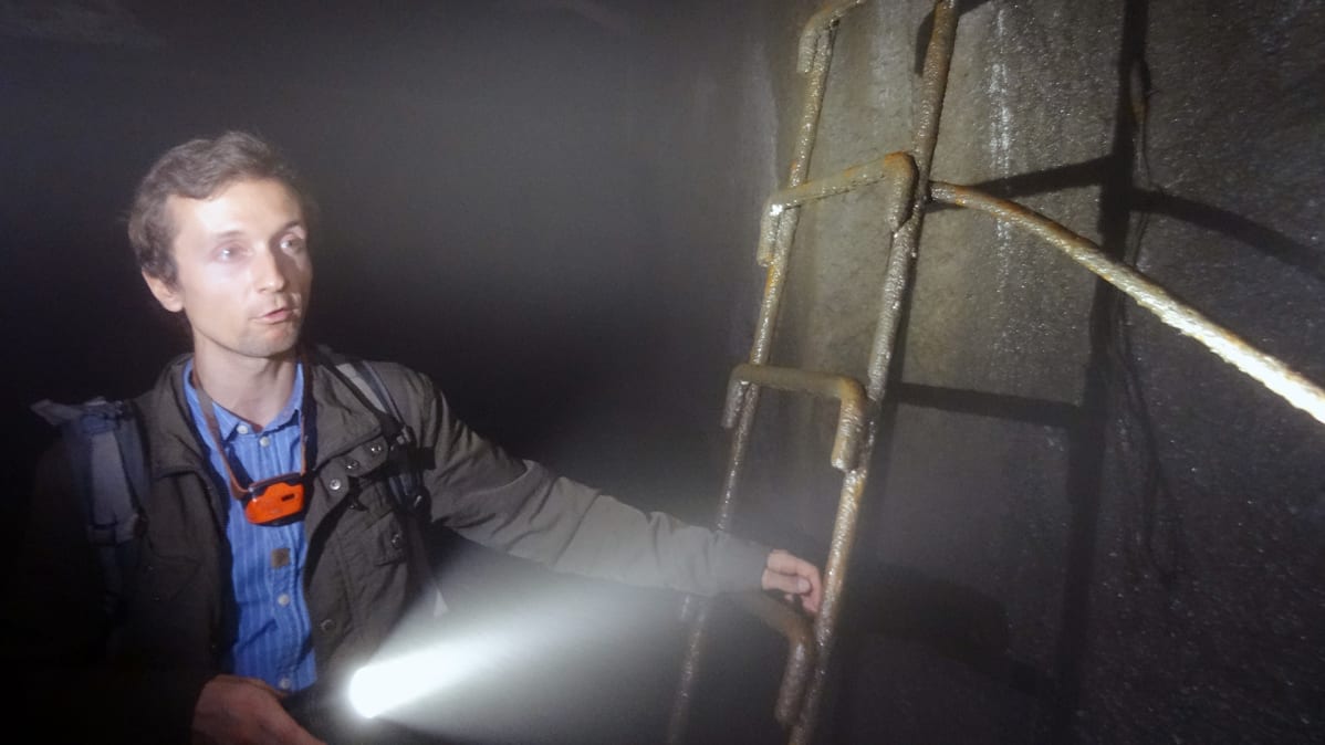 Tällaista tikasta pitkin pitää pelastatutua, jos veden pinta tunnelissa nousee.