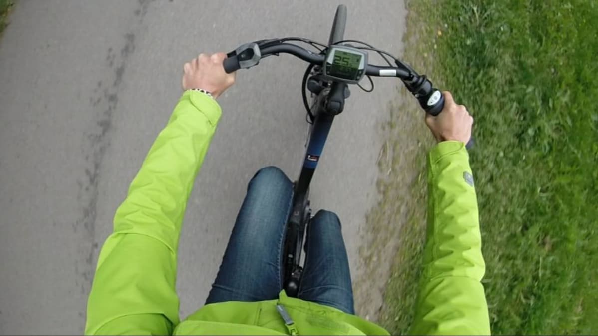 Sähköpyörän ohjaustangossa on nopeusmittari