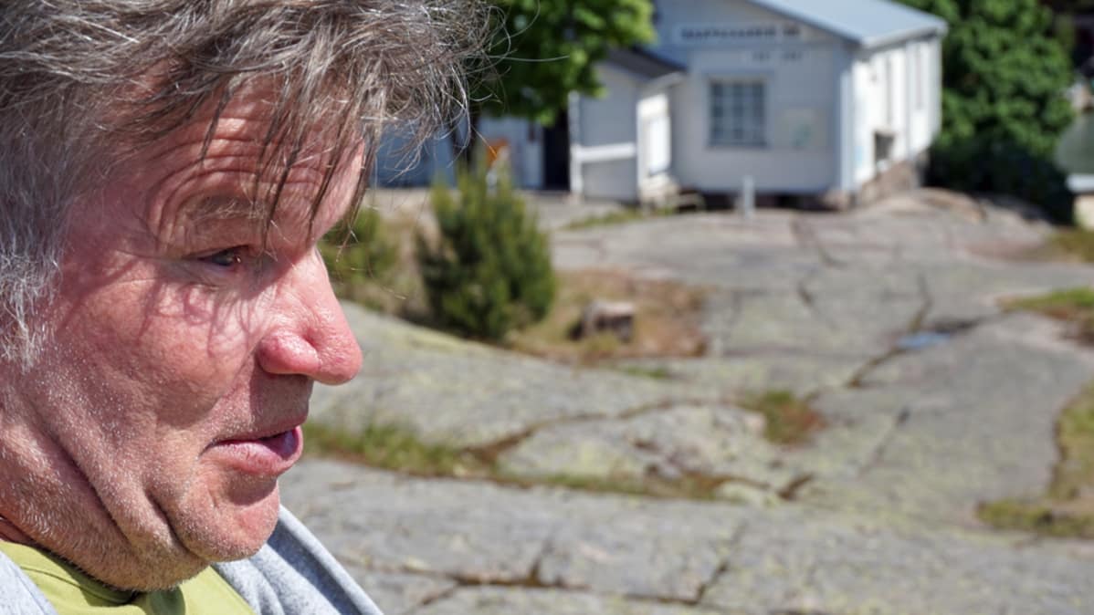 Haapasaaren ex-kauppias, taustalla kauppa