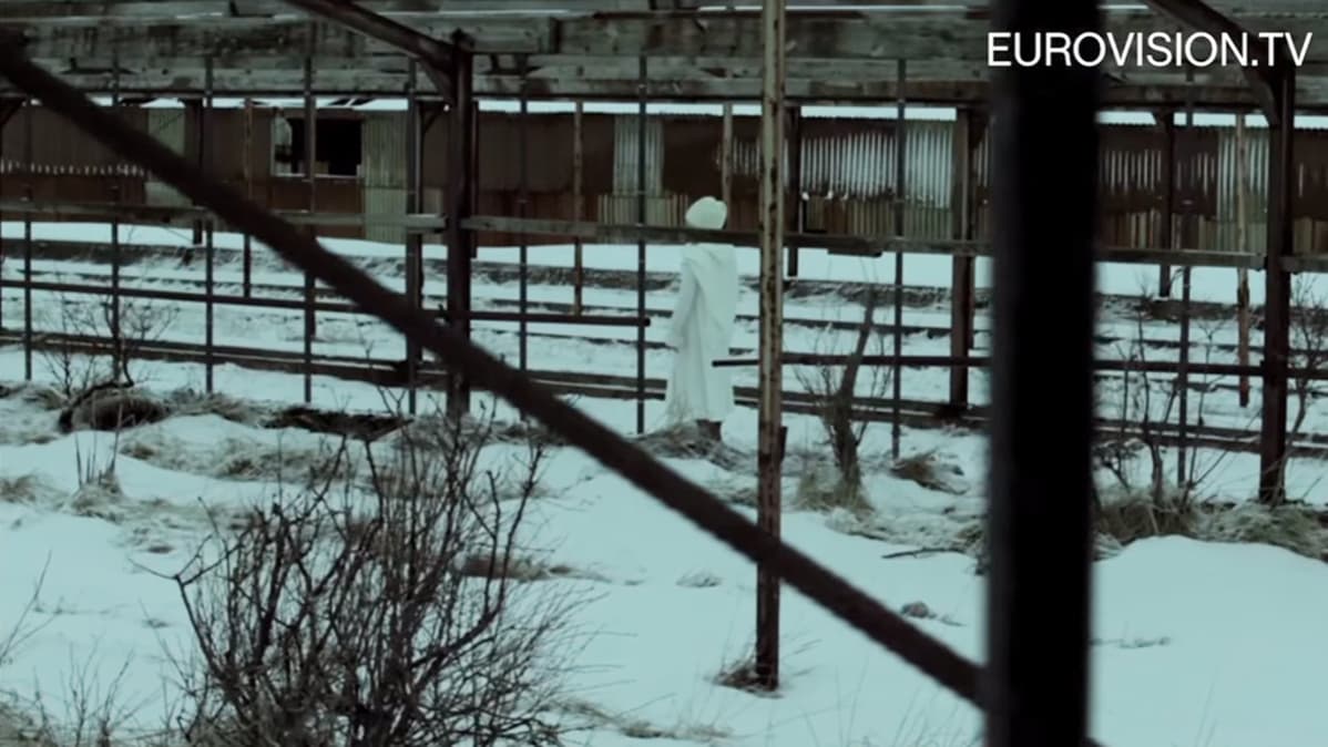 Kuvakaappaus Hannes Thór Halldórssonin ohjaamasta Gréta Salóme & Jónsi -yhtyeen musiikkivideosta .