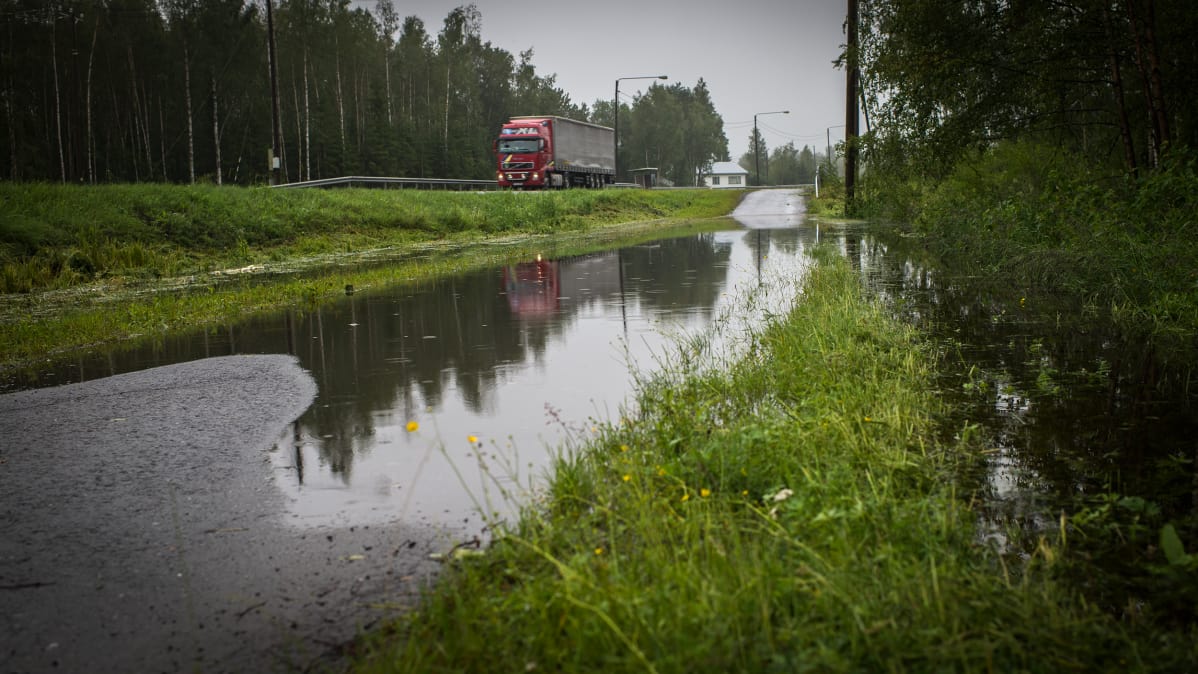 Vesi tulvii kevyen liikenteen väylälle.