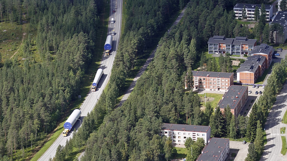 Tuulimyllyn osien erikoiskuljetus Kajaanissa ilmasta kuvattuna