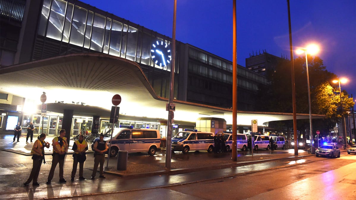 Runsaasti poliiseja rakennuksen edustalla.