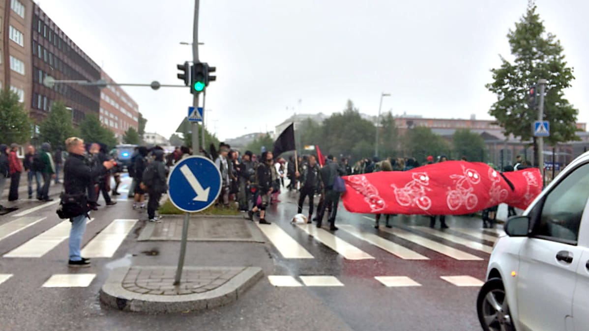 Anarkistien mielenosoitus.