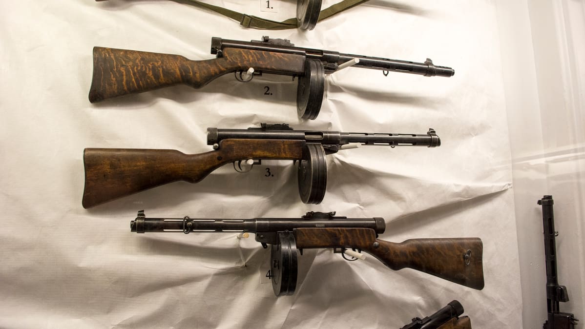 Suomi-konepistooleja museossa.