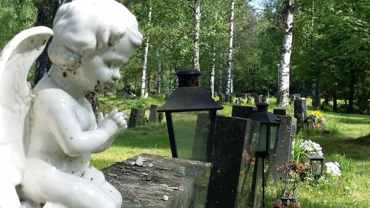 Enkelipatsas hautakiven päällä.
