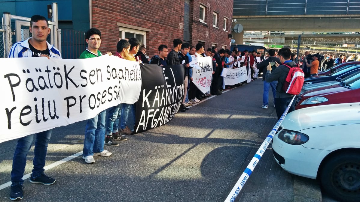 Mielenosoittajia Maahanmuuttoviraston edustalla Helsingin Kalasatamassa.