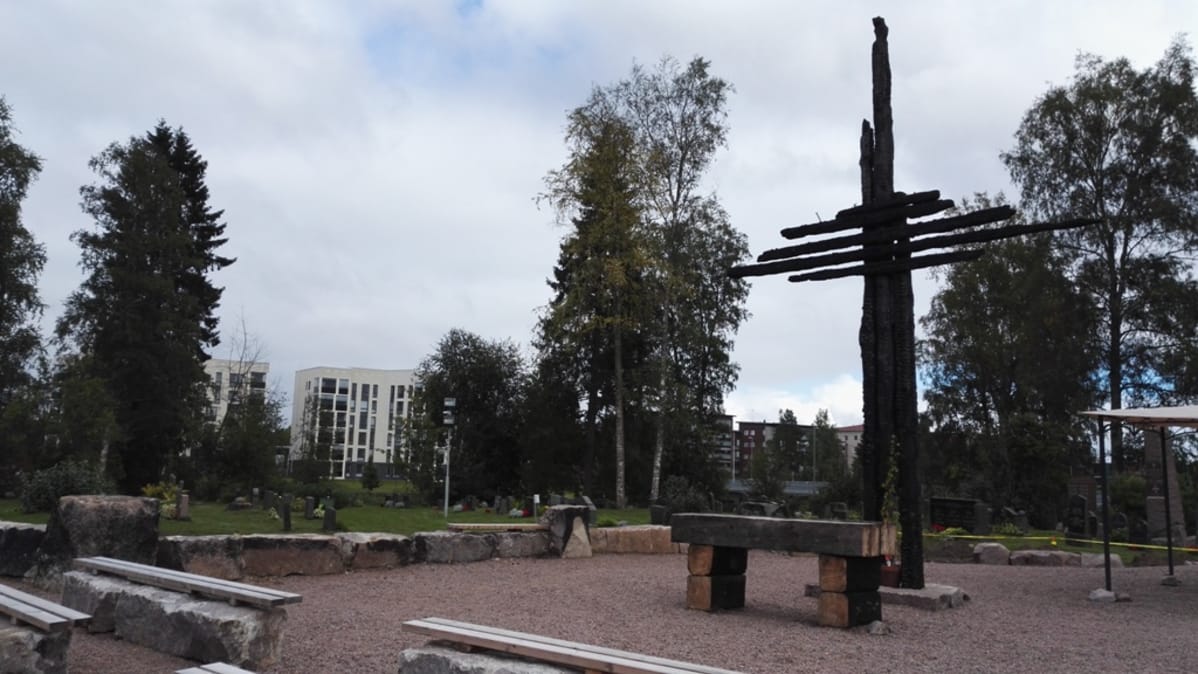 Ylivieskan palaneen kirkon paikalla on muistoaukio risteineen.