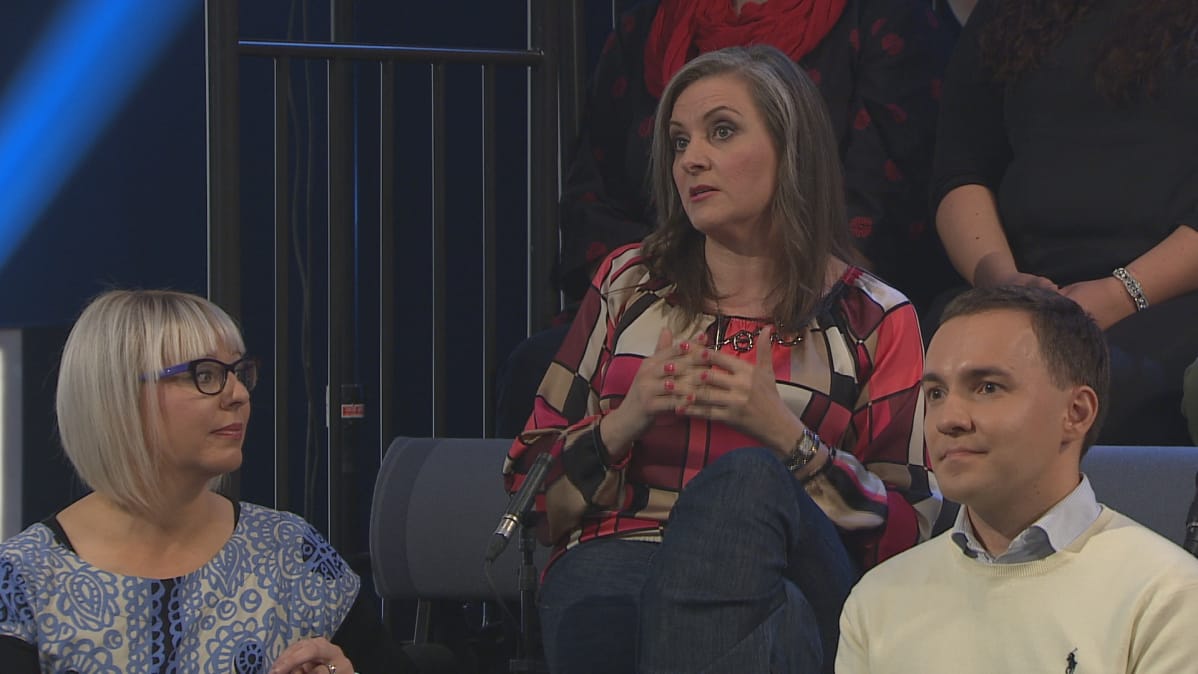 Mia Halonen istuu A2 Lisääntymis-illan vieraana tv-studiossa.