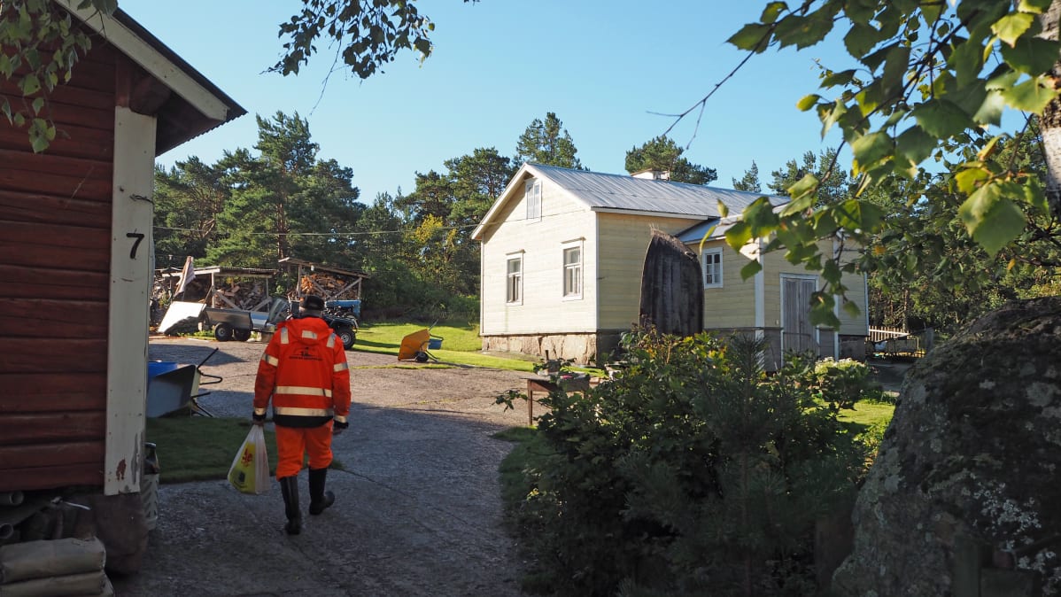 Mies kävelemässä kotitaloonsa
