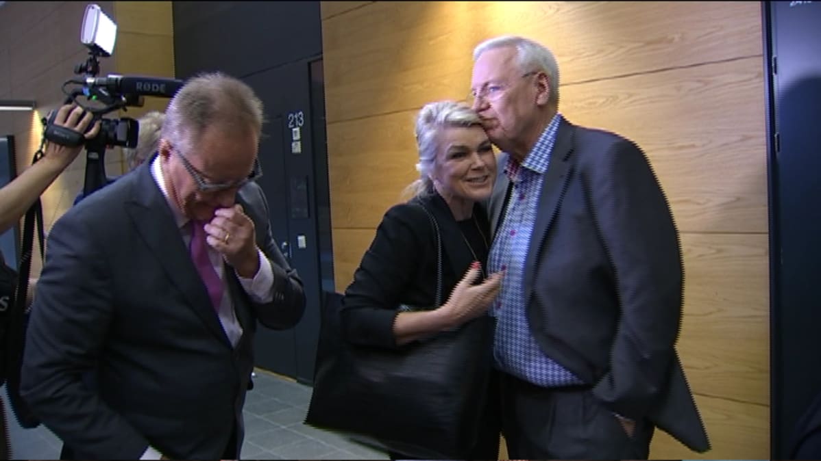 Leila Tuominen ja Jukka Peltomäki näyttivät avoimesti läheisiä välejään Helsingin käräjäoikeudessa. Vasemmalla Tammisen asianajaja Matti Manner.