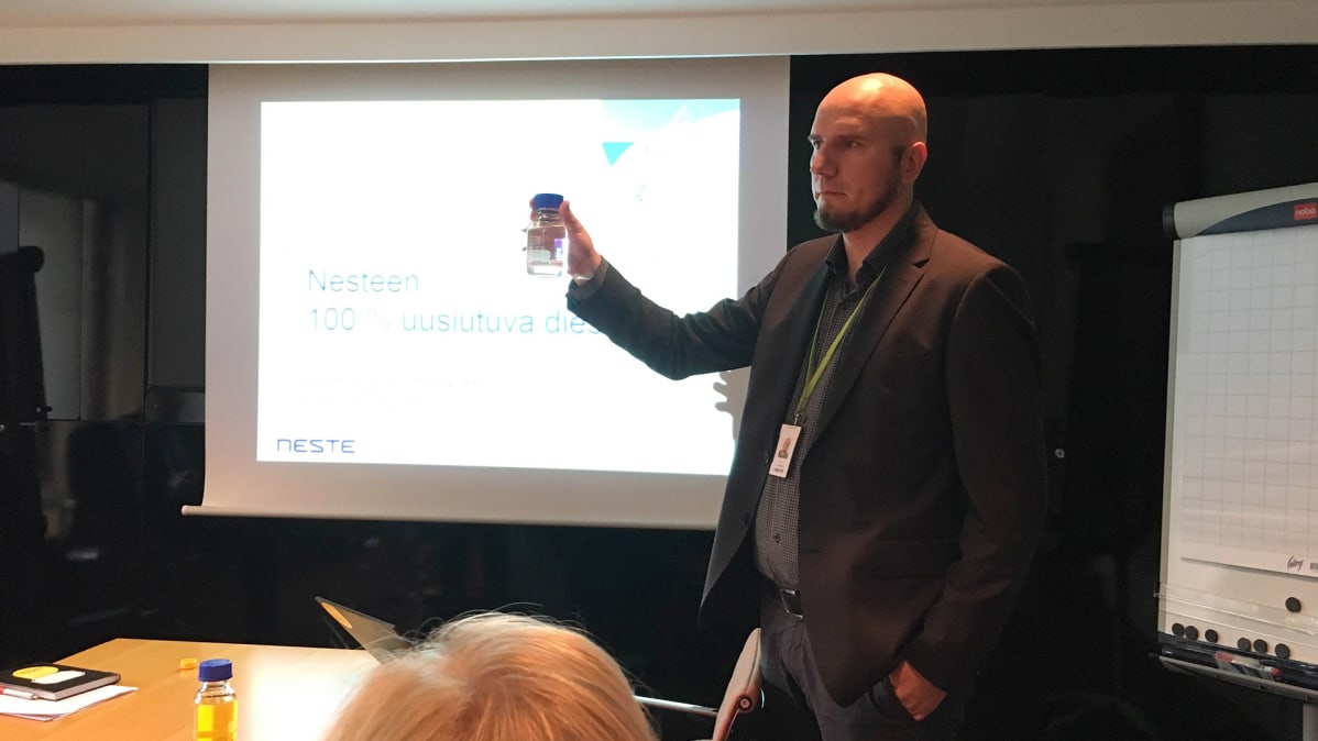 Tuotepäällikkö Ari Engman esittelee uutta diesellaatua.