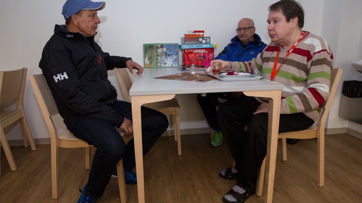 Seppo Honkonen ja Orvo Virtanen kylässä palvelukodilla.