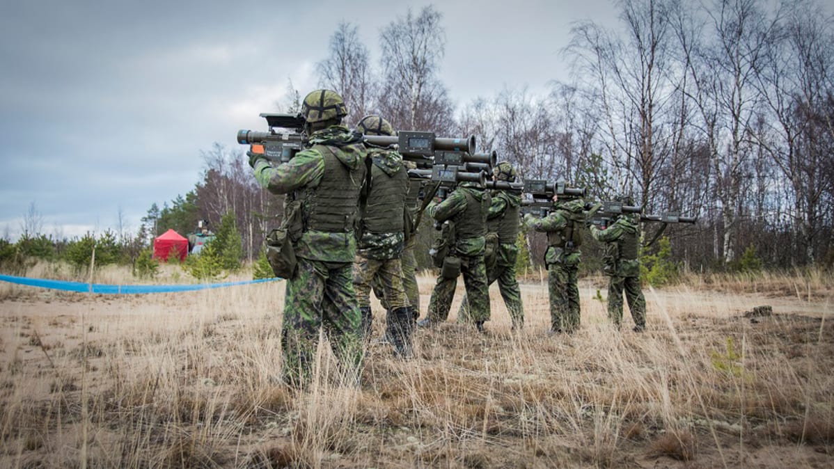 Varusmiehet harjoittelevat olalta laukaistavan Stinger-ilmatorjuntaohjuksen käyttöä Lohtajan Vattajalla.